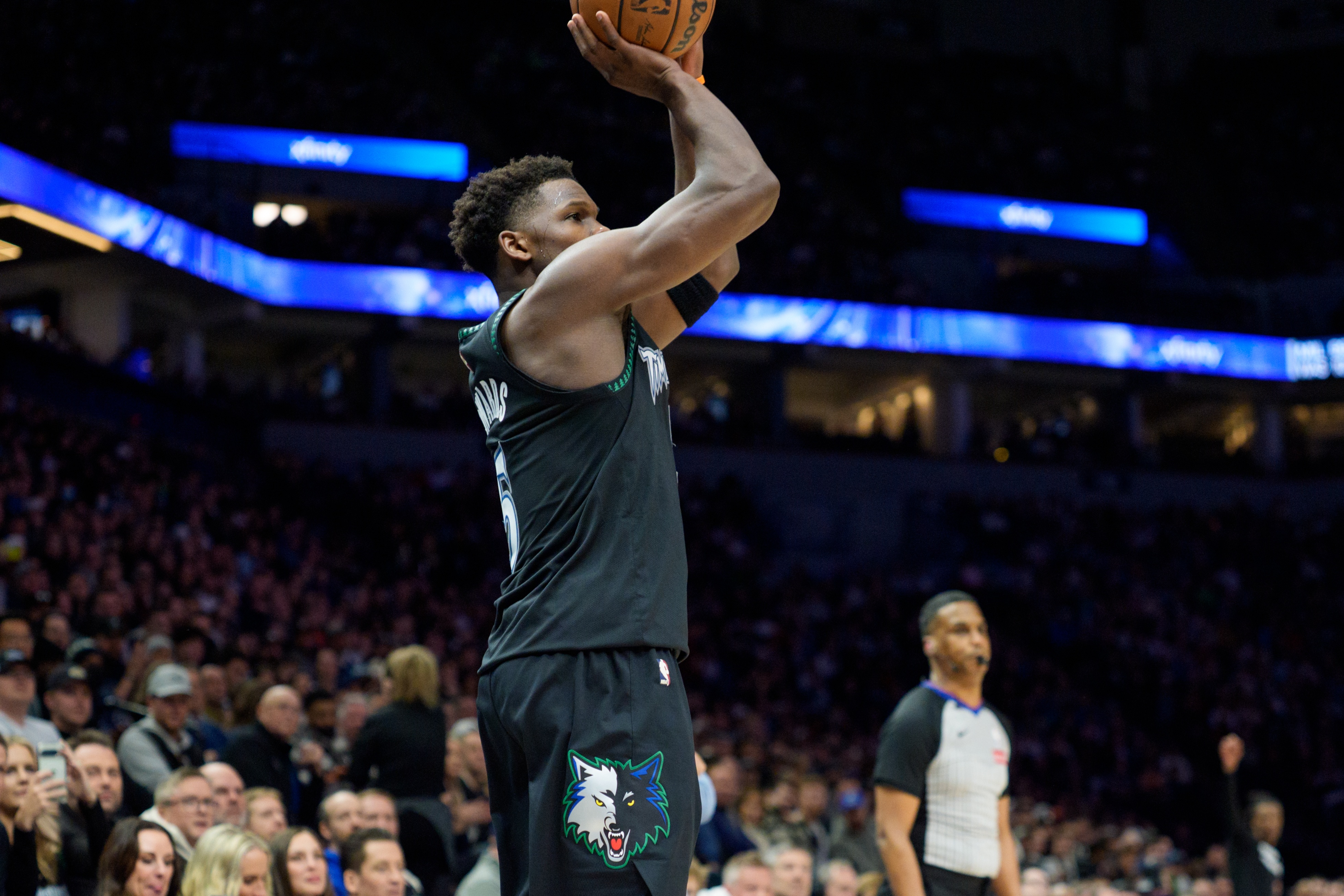 针锋相对！爱德华兹首节9中4拿到9分2板 巴雷特5中3贡献8分1板1助